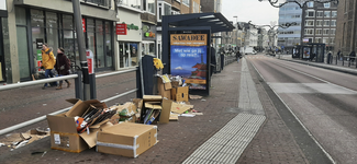 903885 Afbeelding van een hoop papierafval op straat bij de bushalte aan de Potterstraat te Utrecht, als gevolg van een ...